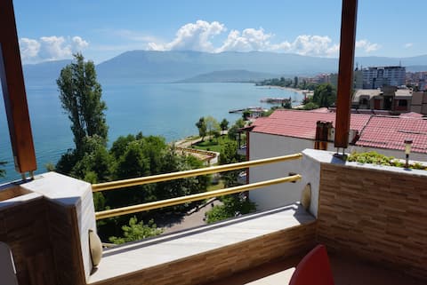 8th Floor Apartment with a 180° Lake View