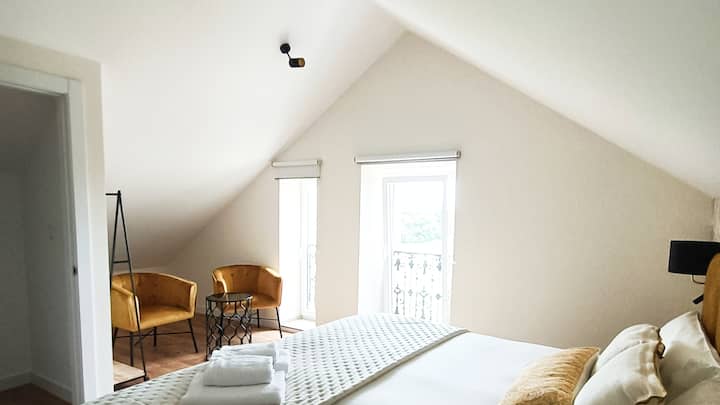 ห้องนอน 4 ใต้ดาดฟ้าพร้อมพื้นที่นั่งเล่น (เตียง 2 ฟุต 10 ฟุต)