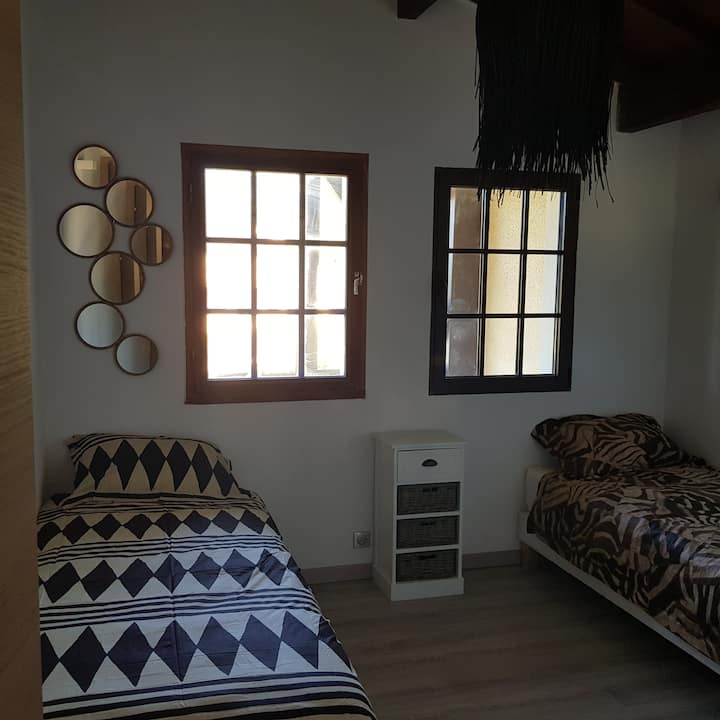 1er E: Dormitorio delantero con 2 camas 90X200