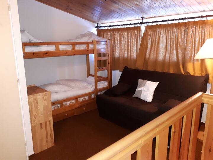 Dhomë në kate