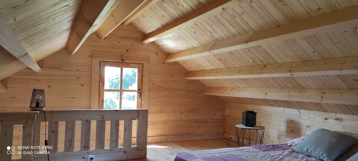 Კიბისპირა საძინებელი
Ოთახის კიბის მხარე