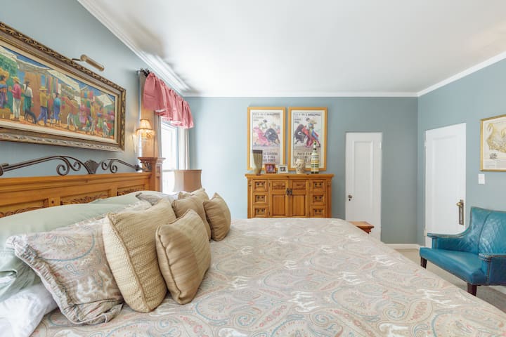 Spanish Manor with Pool and Amazing Location gallery image 3