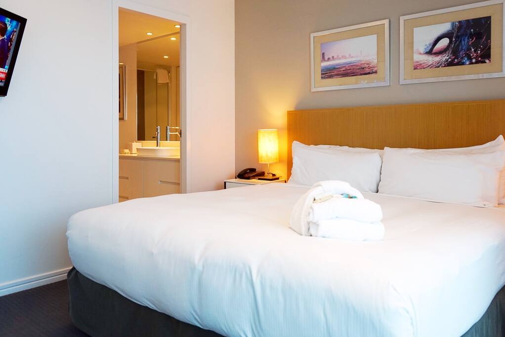 Bedroom1. Sunny, clean and spacious, linen comfortable
主卧:阳光充足,景观宽阔,整洁宽敞,布草舒适