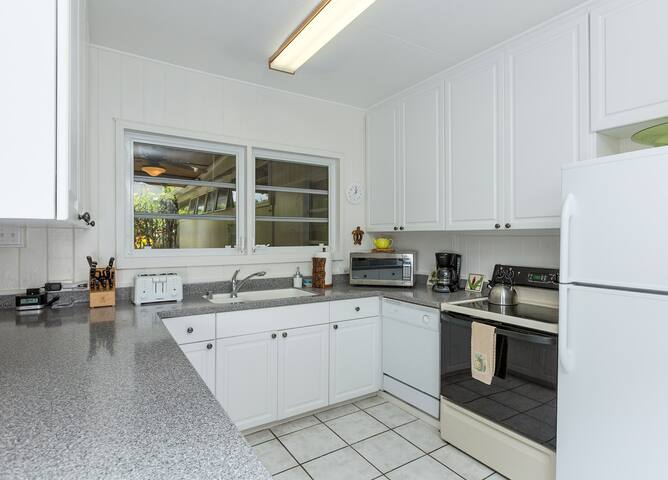 Beautiful home, Steps to the beach gallery image 4