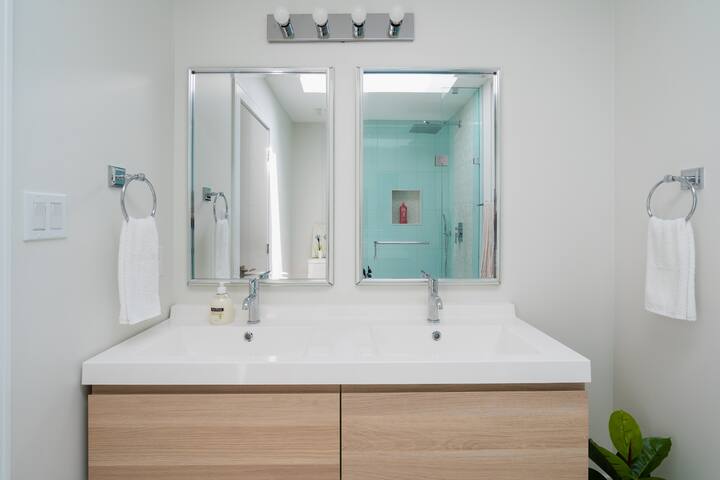 Luxurious 3bedroom house with free parking & wifi! gallery image 5