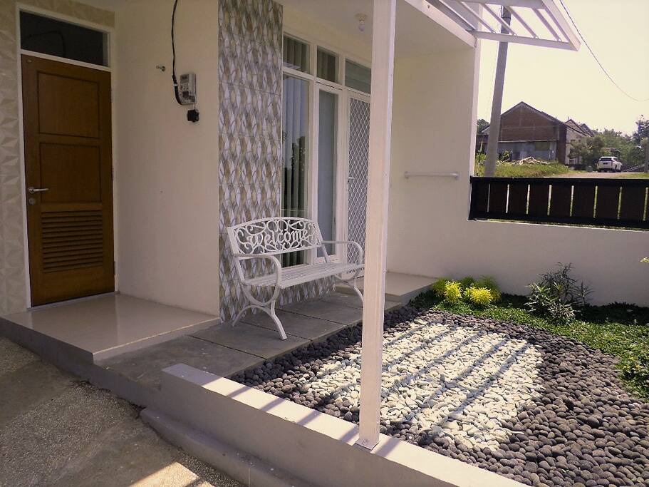 Villa Puncak Garuda C2 - Pekarangan luas menghadap kearah matahari terbit (The private yard faces the sunrise)