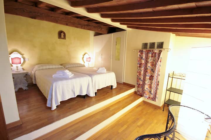 Dormitorio 2: dos camas individuales que también pueden permanecer unidas como una cama tamaño king.