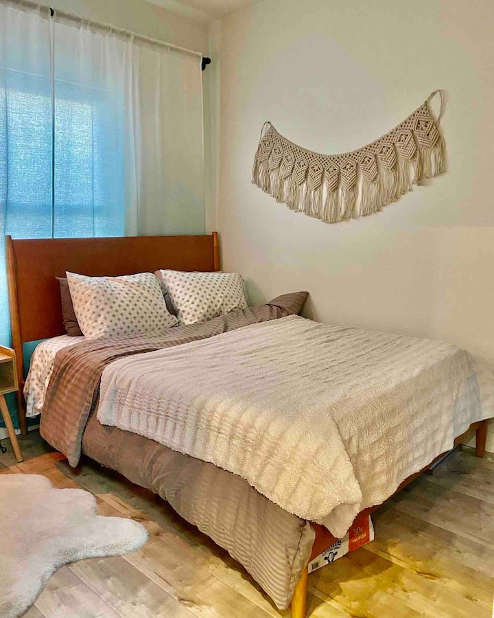 2号卧室配备一张标准双人床。 客房内没有电视。 