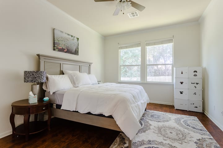 Chumba cha kulala kwenye ghorofa ya chini kilicho na kitanda kizuri cha kustarehesha!