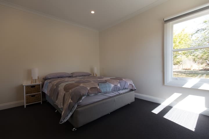 Main bedroom, queen bed, mirrored wardrobes