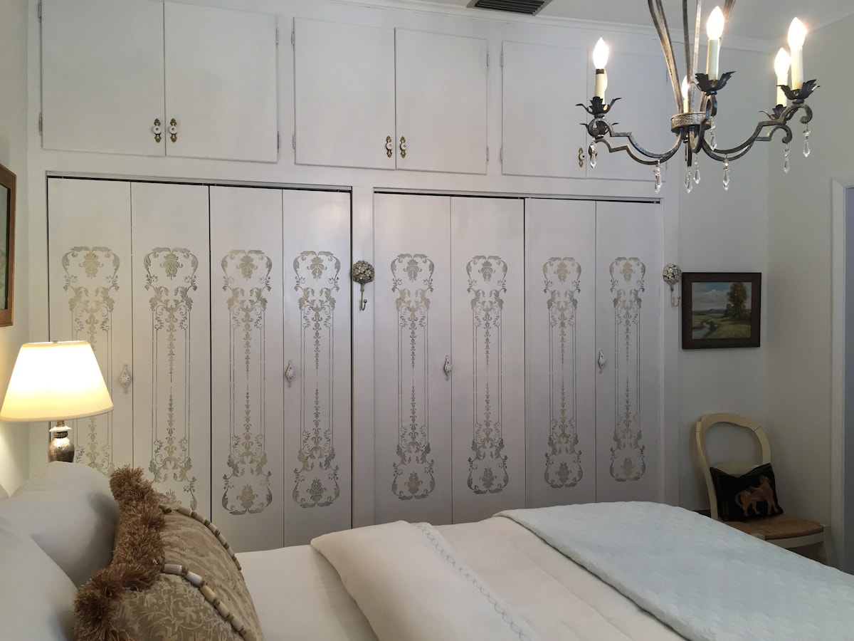 Dormitorio de 1 pared de armarios. Los armarios superiores se utilizan para guardar el propietario.