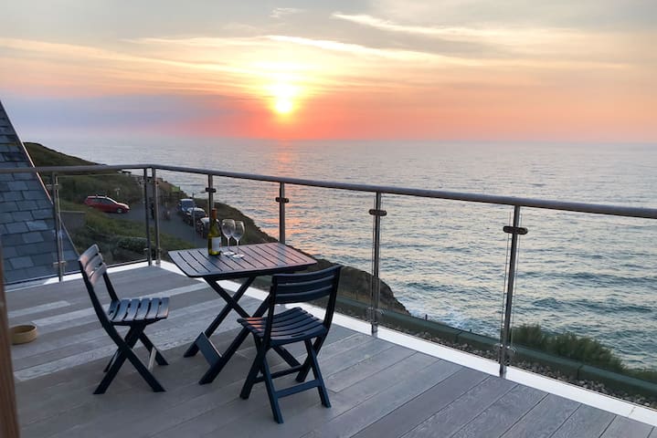 Private, secluded, self contained, sea side flat.