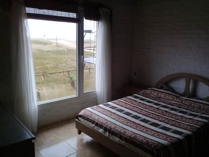 إطلالة على المحيط من غرفة النوم الرئيسية