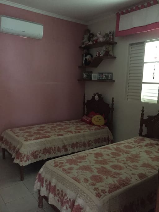 Quarto com duas camas de solteiro, ar condicionado.