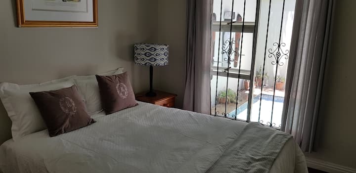 Chumba cha kulala 2 kina kitanda cha watu wawili.