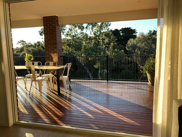 Large Beautiful Home. Central to Melbourne gallery image 4