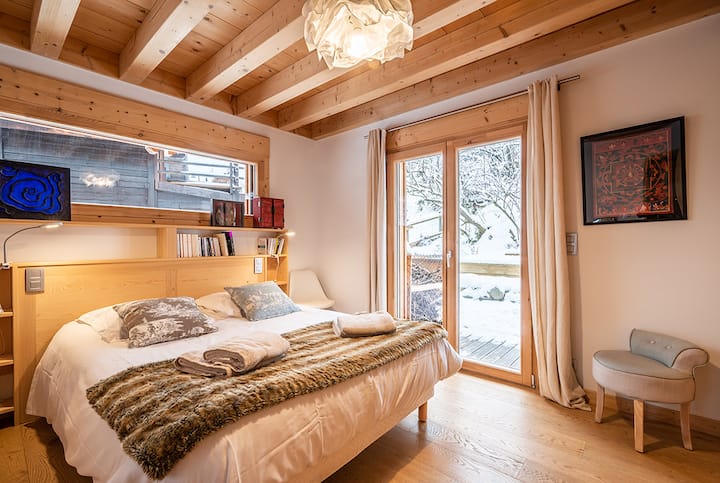 Dormitorio principal con cama doble y acceso a la terraza.