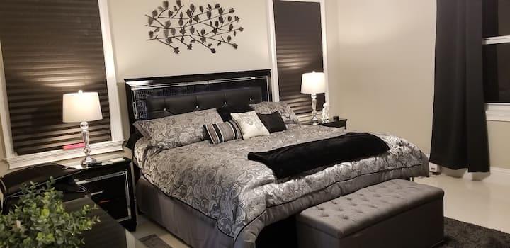 Главен апартман со голем брачен кревет со поврзана главна бања и француски врати кои водат до заштитен базен/спа и простор за забава. Главна бања со поврзување со двојни мијалници, када и посебен туш. 