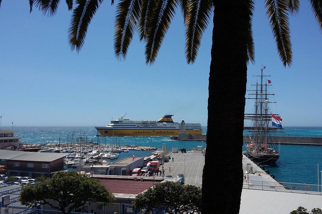 vue imprenable sur l'arrivée des bateaux de Corse