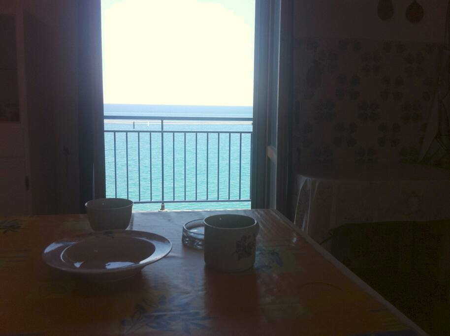 vista dalla cucina (qui balcone si affaccia direttamente a mare)