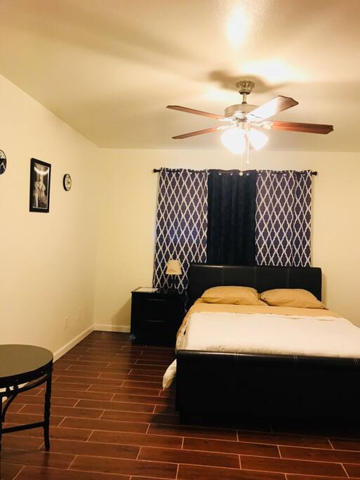 Queen size bed room2