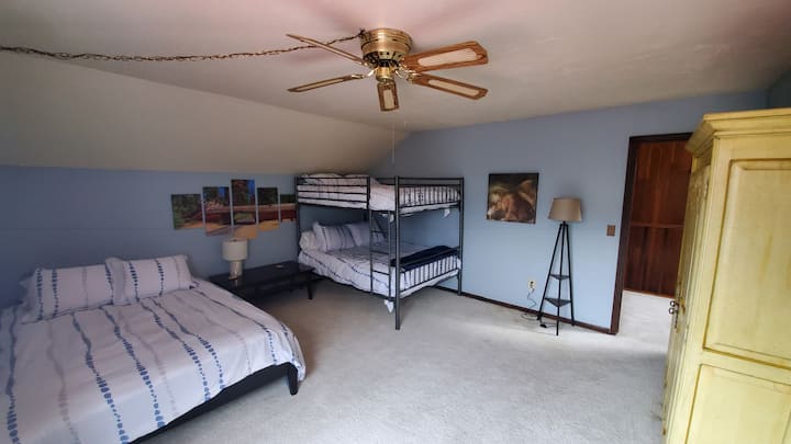 Სტუმრების მე-2 დიდ საძინებელში არის ორადგილიანი საწოლი და ორსართულიანი საწოლი 2 სრული საწოლით. Ასევე, კიდევ ბევრი ადგილი საძილე ტომრებისთვის. 