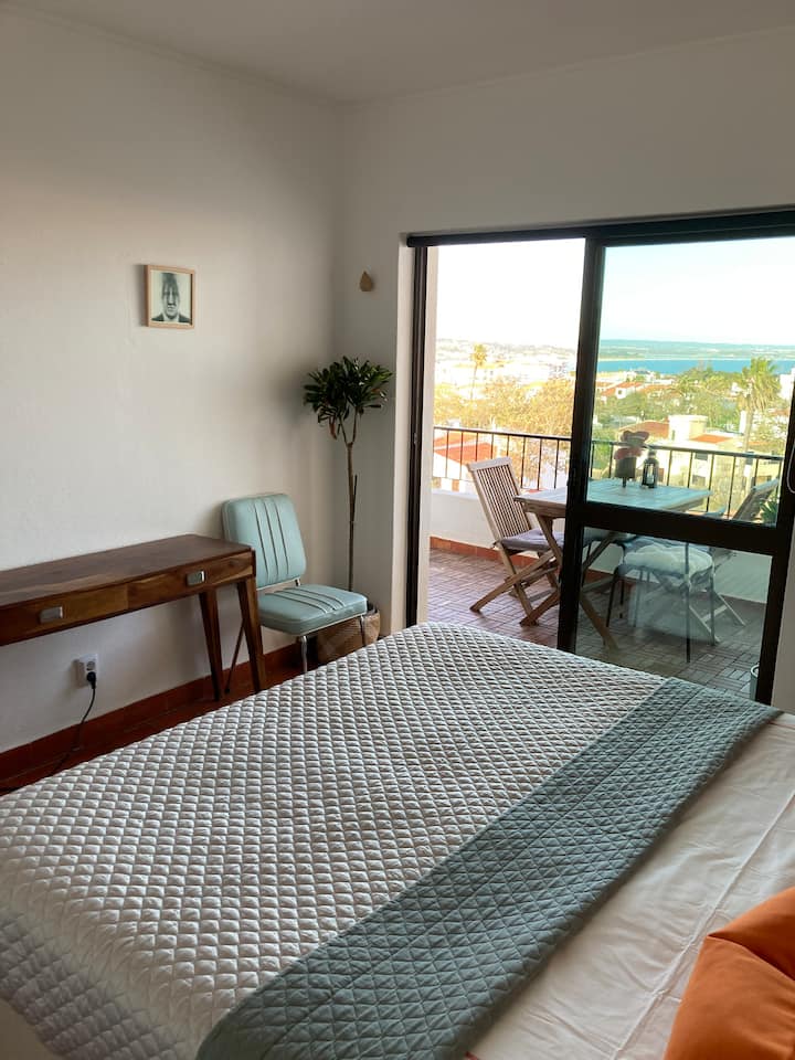 Комплет спална соба за брачен кревет (широк 150-179 см).