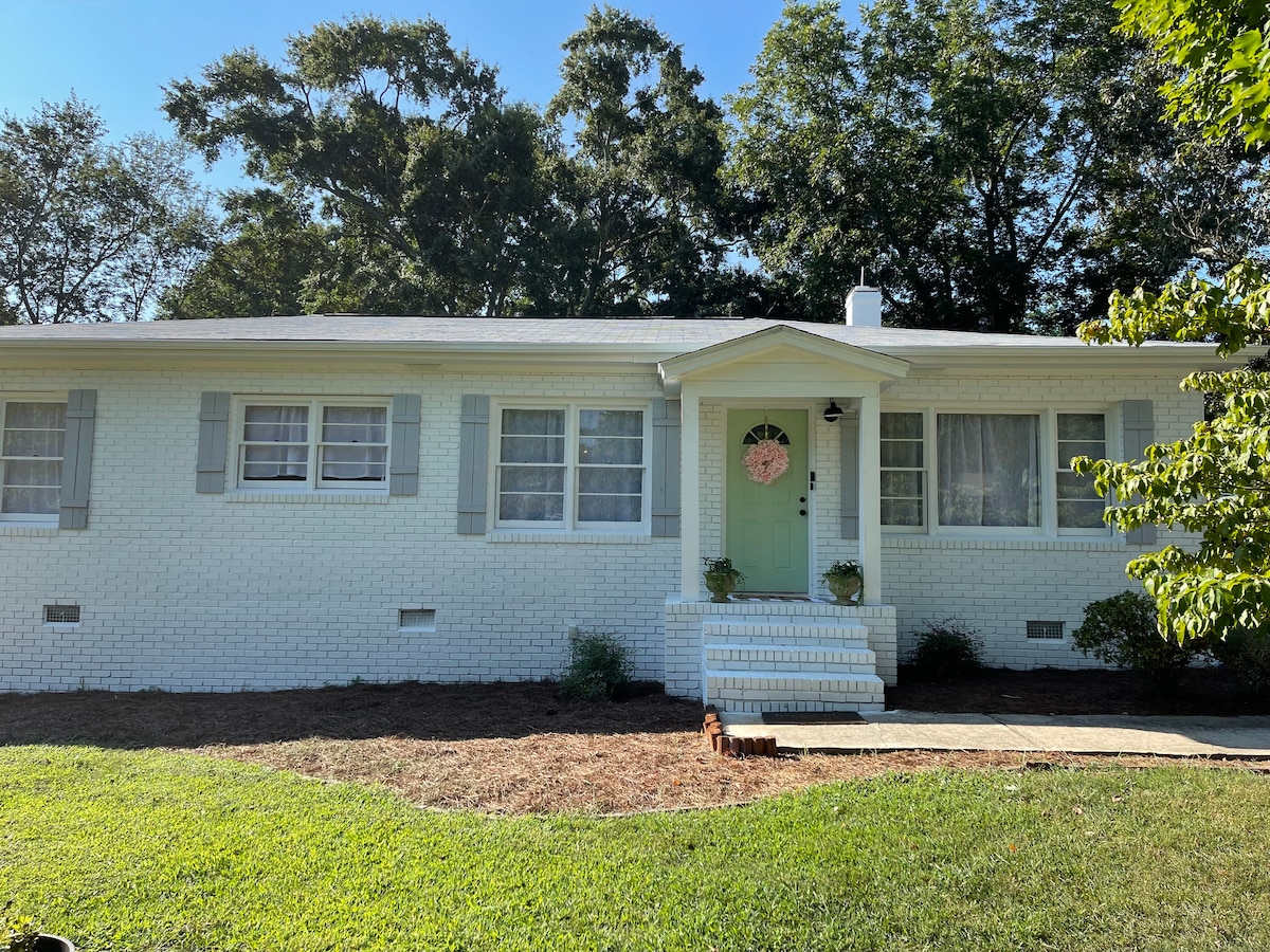 Walk to restaurants and downtown events!