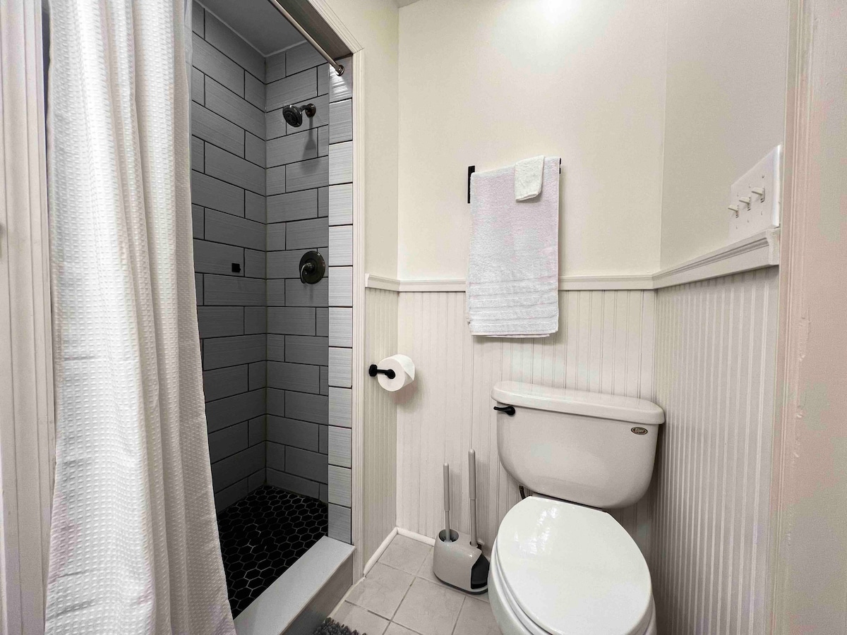 Bedroom Close to Stadiums & More (1)