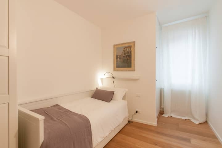 Spálňa SeconBedroom konvertibilná na manželskú posteľ alebo dve jednolôžka