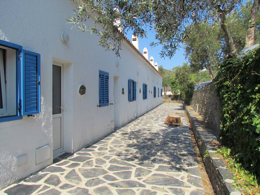 Estudis amb molta llum i zona d'aparcament