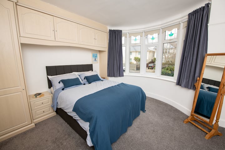 The blue bedroom with sea glimpses