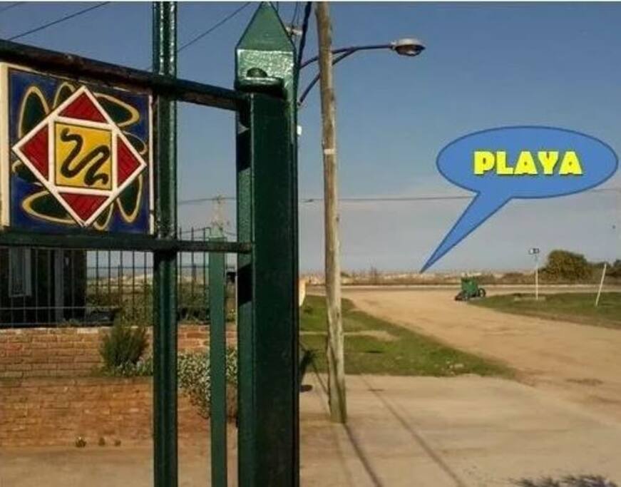 Desde el portón de entrada a la casa vemos la playa.... a unos 50 metros....