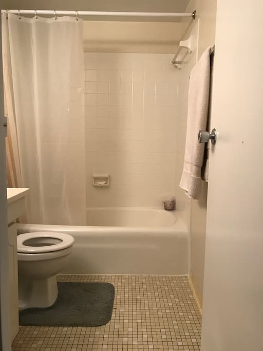 Full bath with tubh.