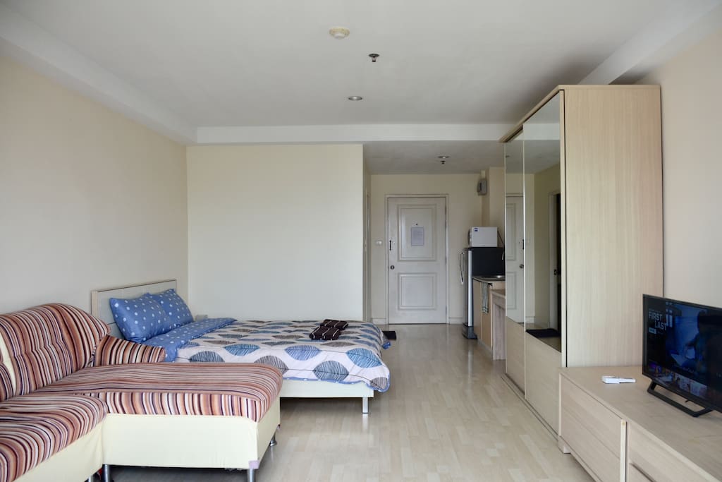 Spacious room with smart TV
