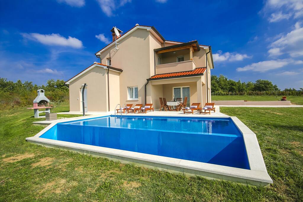 Exterior - Pool
