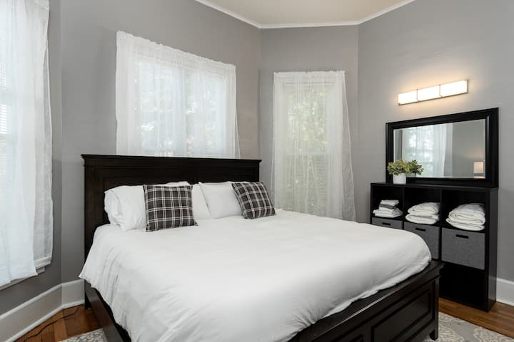 加大双人床卧室