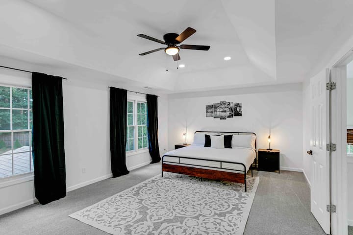 Chambre relaxante et spacieuse avec rideaux occultants. Un grand lit et des draps en coton doux. Deux se promènent dans des placards. Surplombant la grande cour arrière privée. Vous trouverez ci-joint une salle de bain comme un spa avec une douche sur pied ainsi qu'un jacuzzi séparé et deux lavabos.