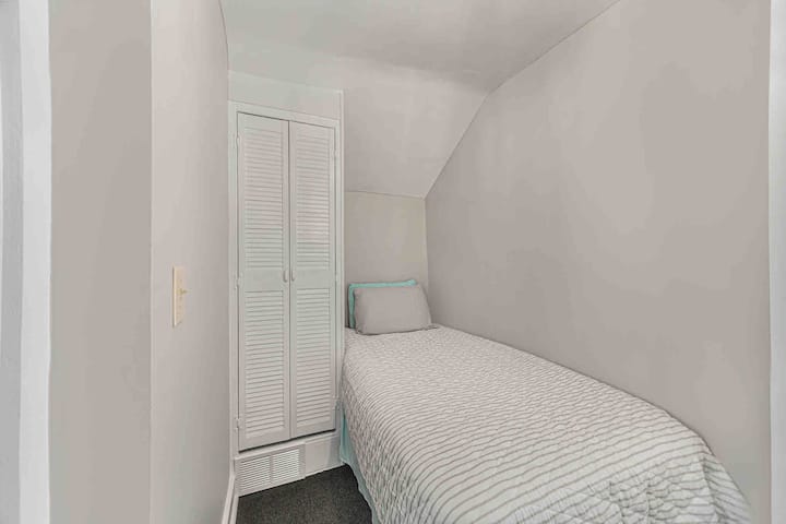 ห้องนอนชั้นบนพร้อมเตียงแฝดทีวีอัจฉริยะและตู้เสื้อผ้า