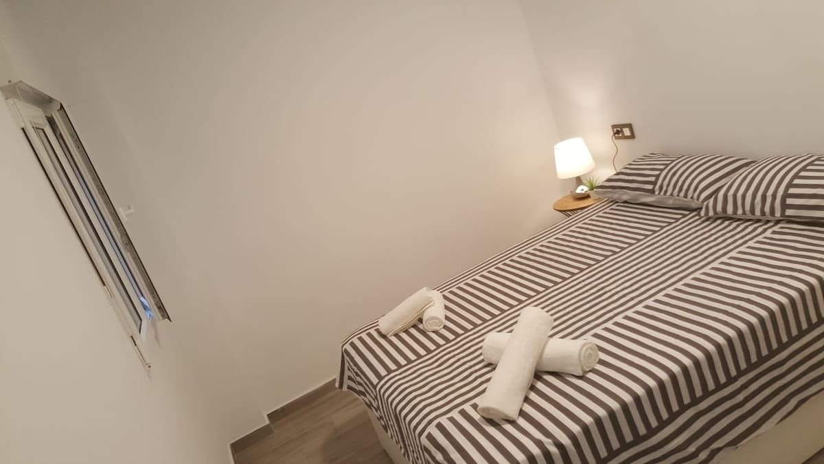 habitación con cama de 135, colchón viscoelástico y aire acondicionado.

135 bed with viscoelastic mattres and air conditioner.