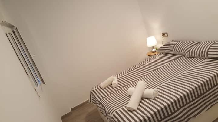 kamer met een 135 bed, visco-elastisch matras en airco.

135 bed met visco-elastische matrassen en airconditioning.