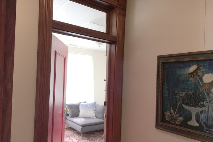 Sunny Victorian 1-bedroom Apartment Near Downtown - Fort Wayne, IN