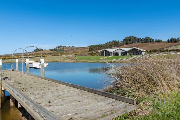 Luxury Retreat next to Josef Chromy Vineyard gallery image 3