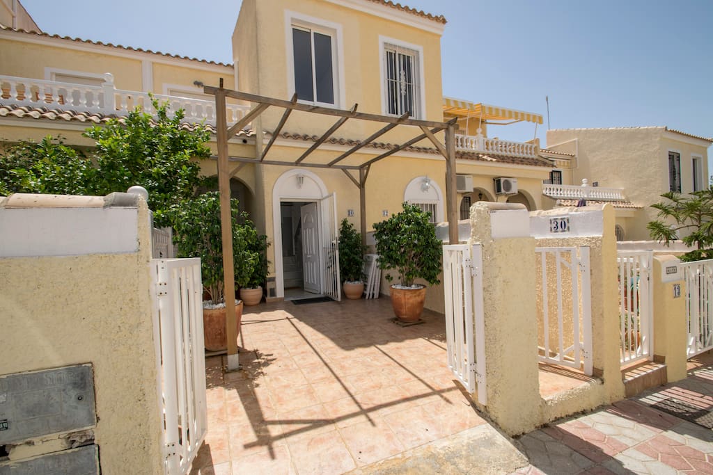 Patio di ingresso dalla strada condominiale e vista frontale dell'appartamento