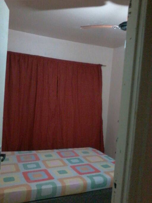 1 cama de casal, 1 colchão no chão, ventilador teto, penteados, e banheiro