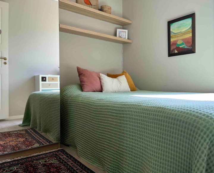 ห้องนอนนี้มีเตียง 1,5 หลังขนาด 120 * 200 ถ้าคุณเป็นเด็กหรือเพื่อนที่ดีมันใช้งานได้ดีสำหรับสองคน:) 