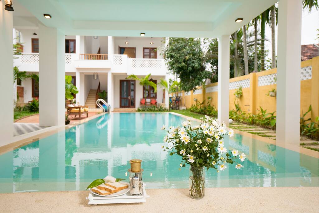 Tươi với hồ bơi