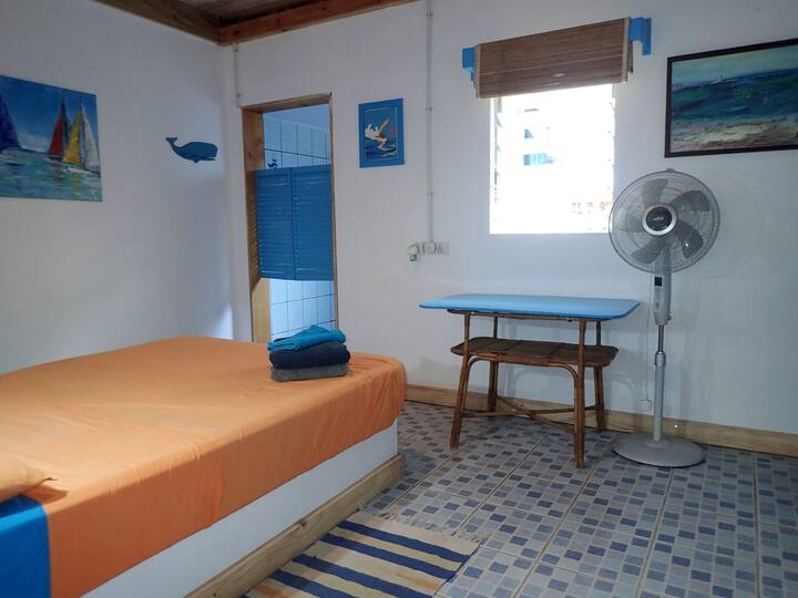 The blue room: Our double bedrooms are all ensuite with attached bathroom and toilet. Nos chambres doubles avec salle de bain et toilettes privatives