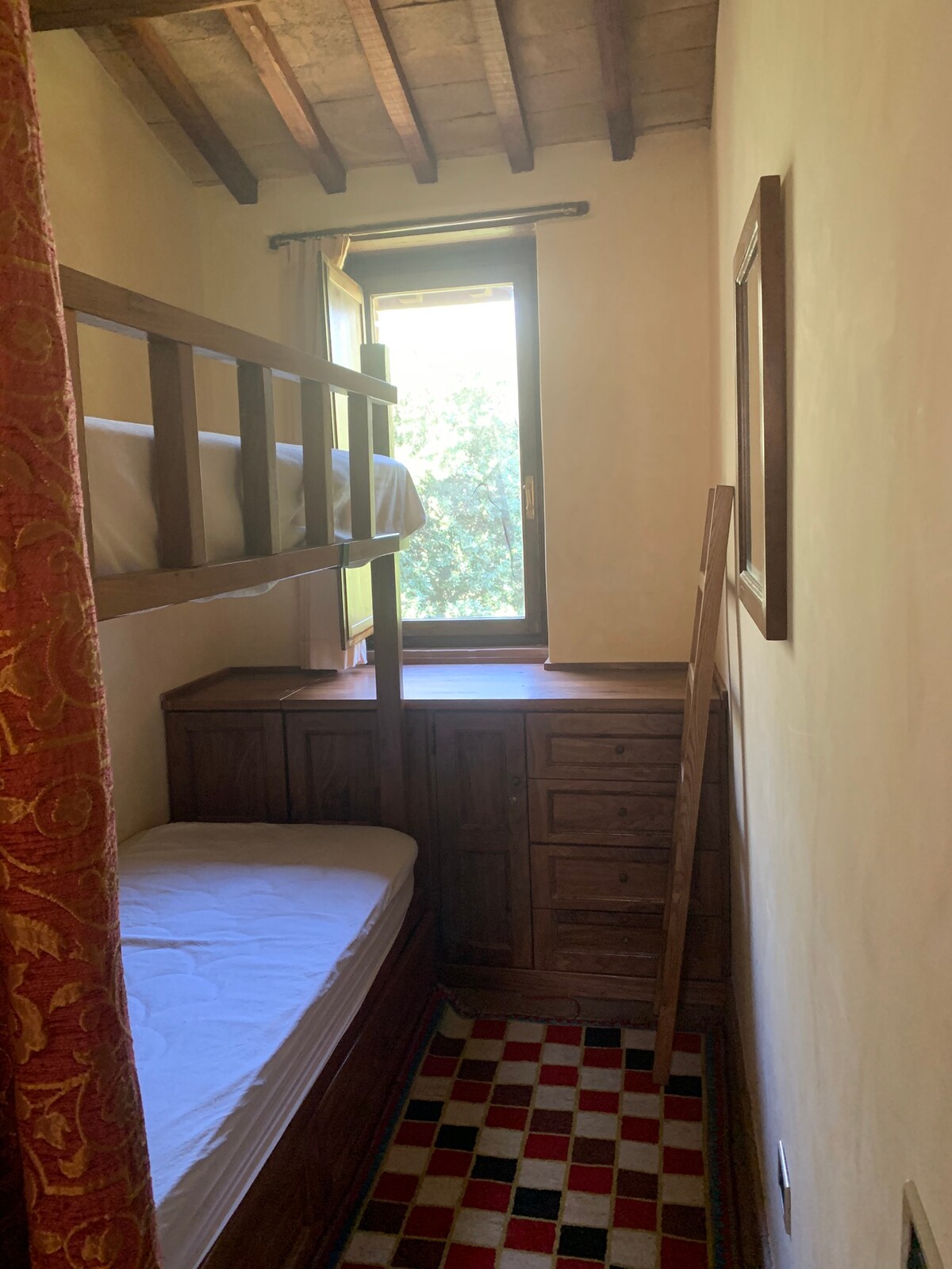 Spavaća soba s krevetom na kat. 