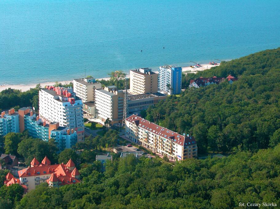 Błękitny budynek zlokalizowany tuż przy plaży i morzu